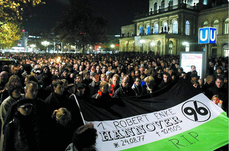 35 000 personer fyllde gatorna i Hannover för att hylla Robert Enke.