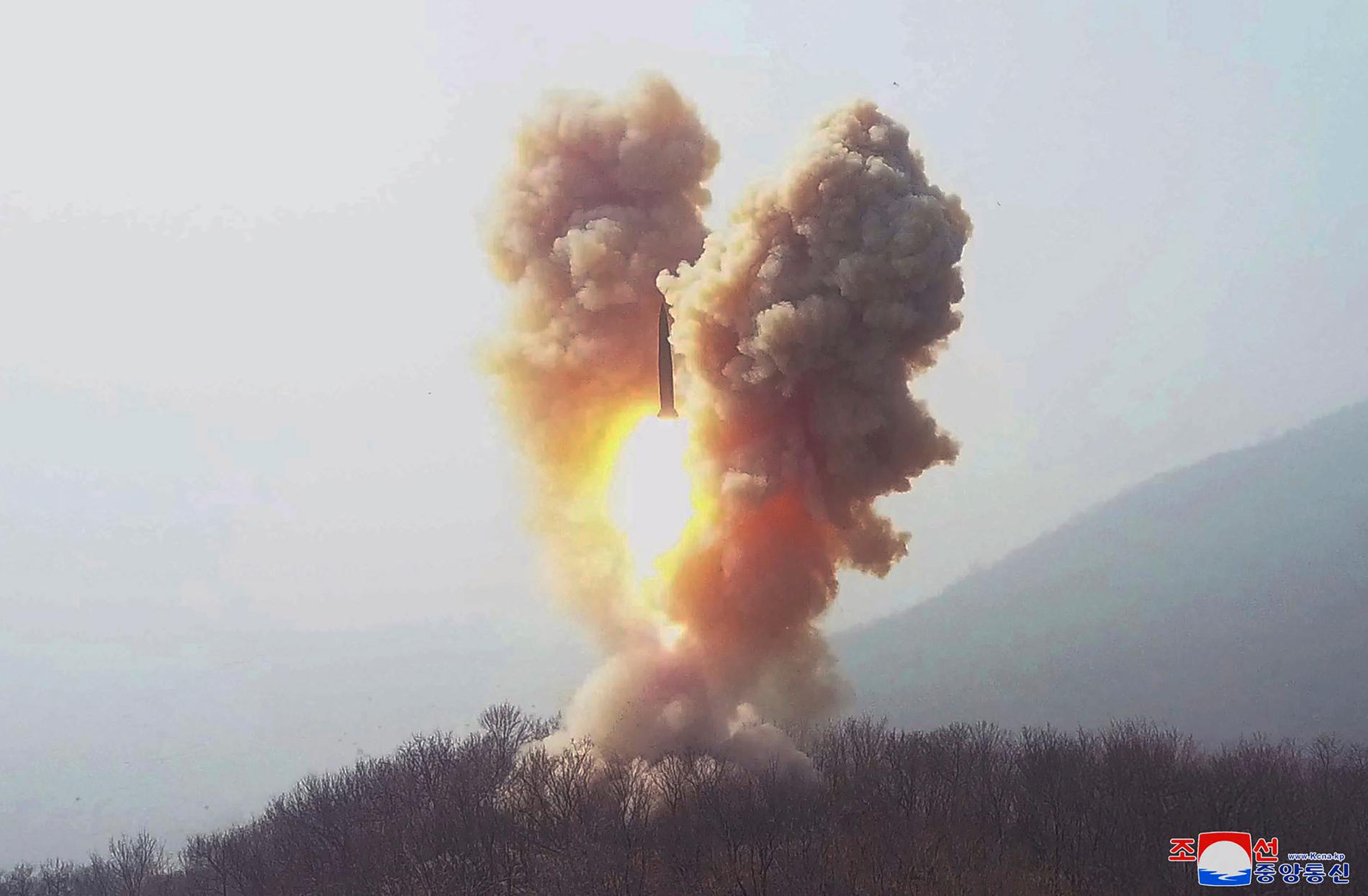 Nordkorea testskjuter vad som tros vara en ballistisk robot i mars 2023.