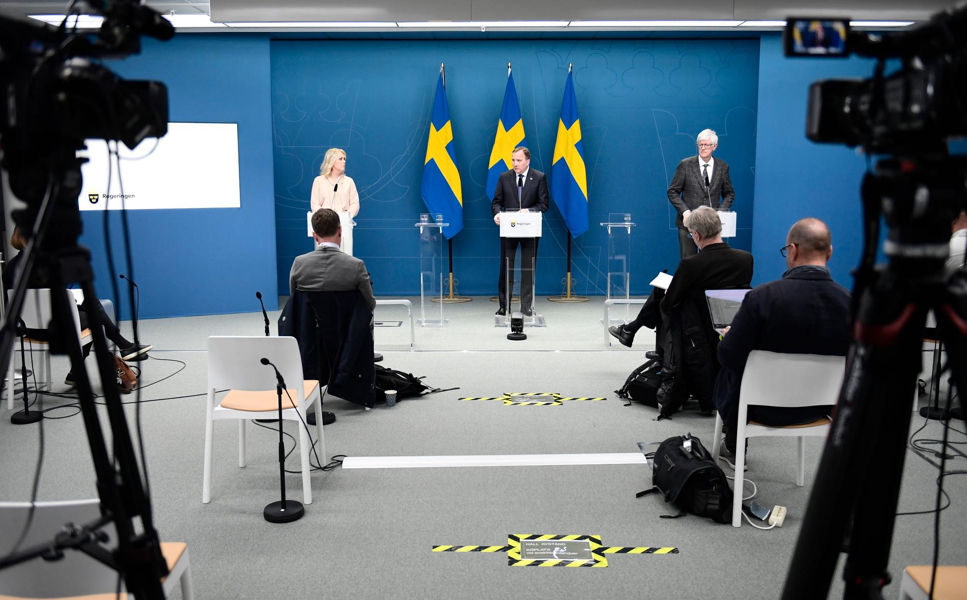 Socialminister Lena Hallengren (S), statsminister Stefan Löfven (S) och Folkhälsomyndighetens generaldirektör Johan Carlson under en pressträff i april