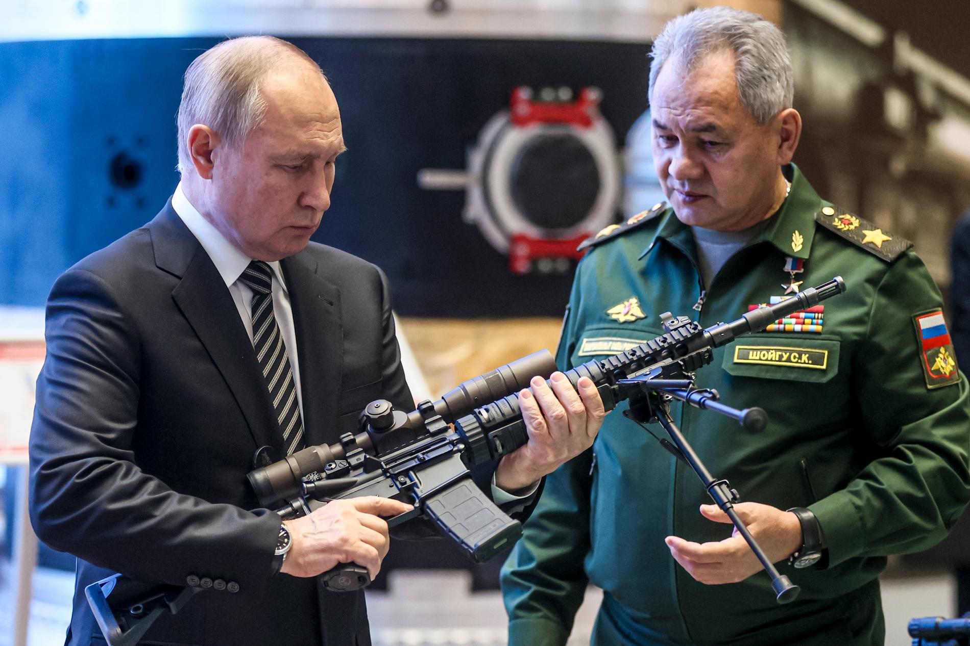 Vladimir Putin i samspråk med Rysslands försvarsminister Sergei Shoigu.