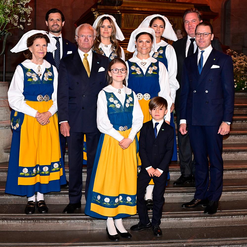 Hela kungafamiljen var samlad på nationaldagen. Men bara kronprinsessan Victoria och prins Daniels barn fick vara med på firandet vid Skansen och vid mottagningen på Nordiska museet. 