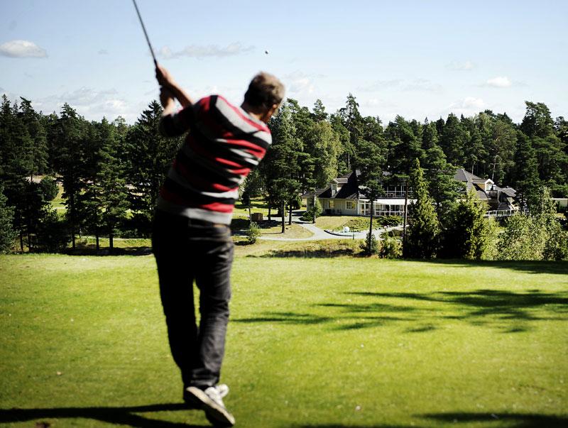 Slår ett slag för golfen Samarbetet mellan Sportbladet och Kungsängen GC har öppnat dörren för alla som vill att prova på att spela en av Sveriges finaste golfbanor och hittills blivit en succé. FOTO: CAROLINA BYRMO