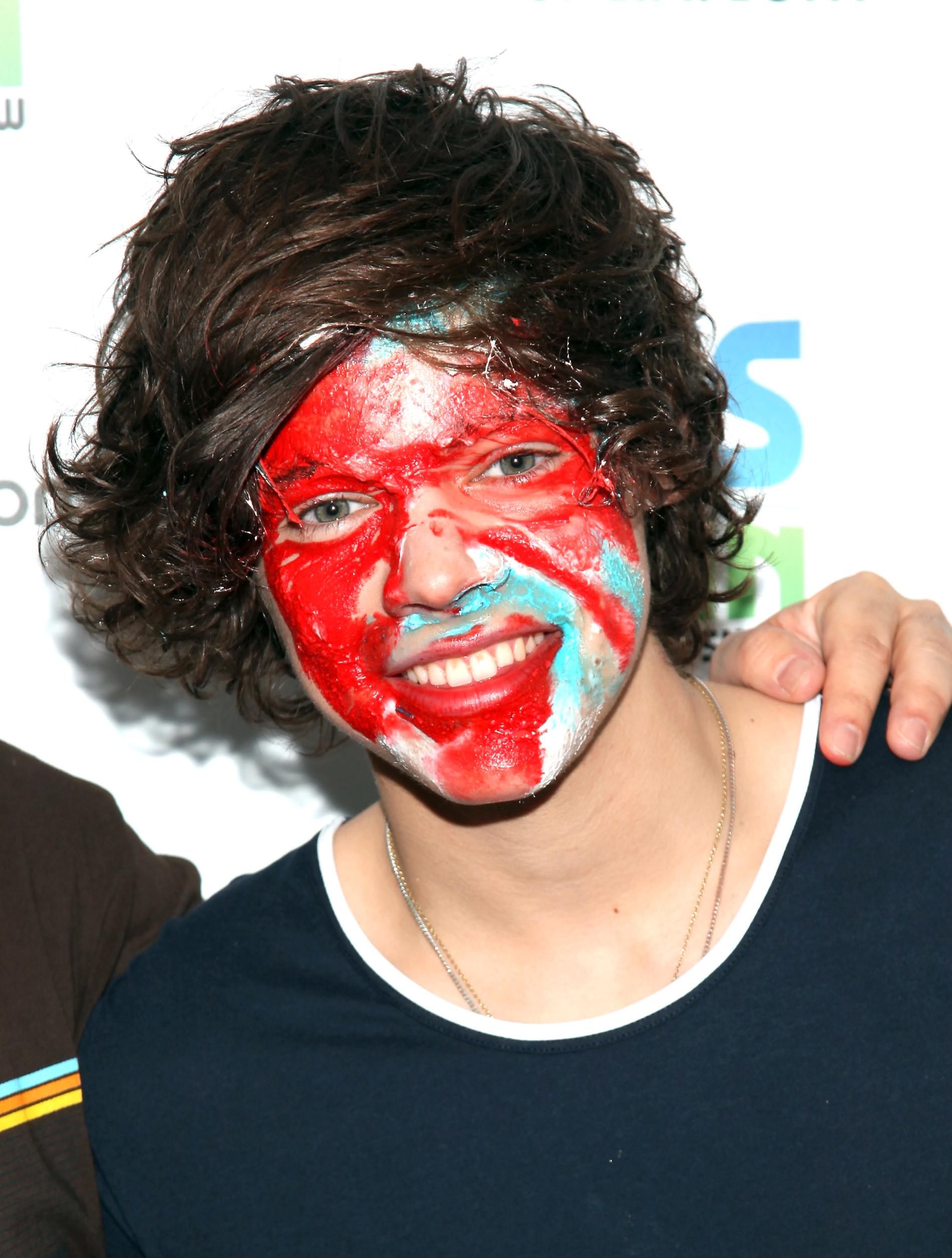 Harry Styles Det är kul med roliga färger i ansiktet tycker Harry