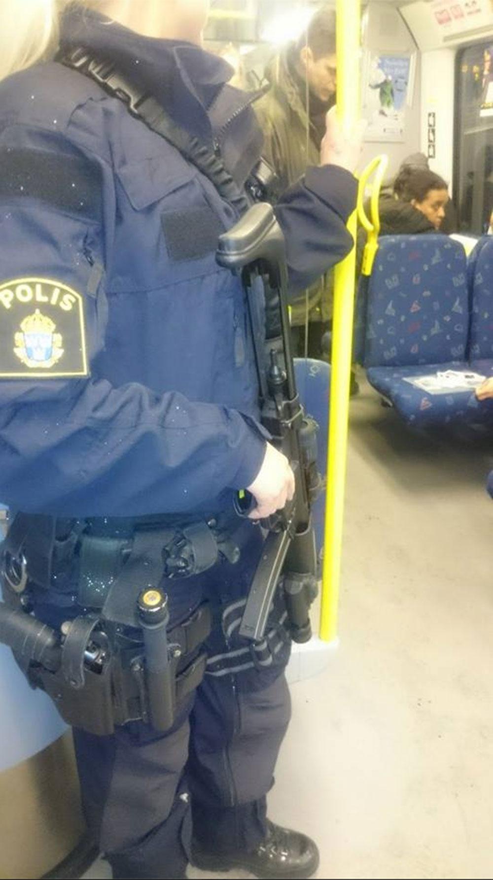 Polis i tunnelbanan med förstärkningsvapen.