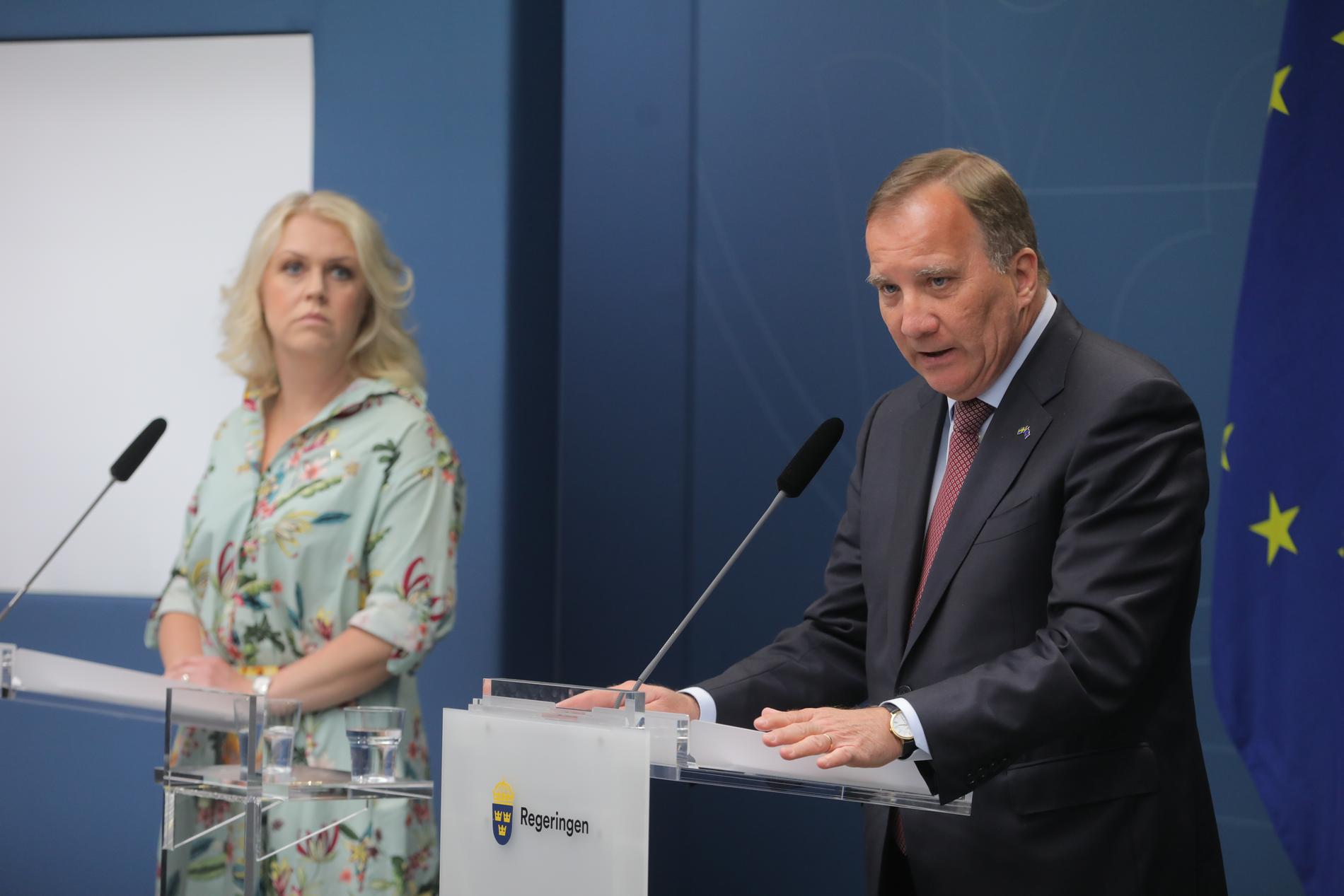 Statsminister Stefan Löfven (S) och socialminister Lena Hallengren (S) vid regeringens pressträff om ändringar i reserestriktionerna.