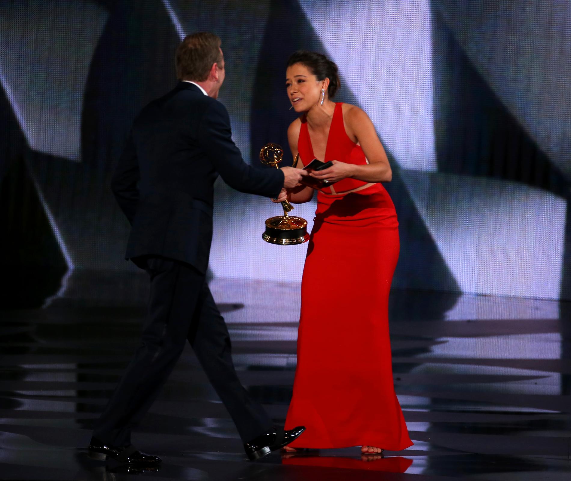 Kiefer Sutherland delade ut pris till Tatiana Maslany.