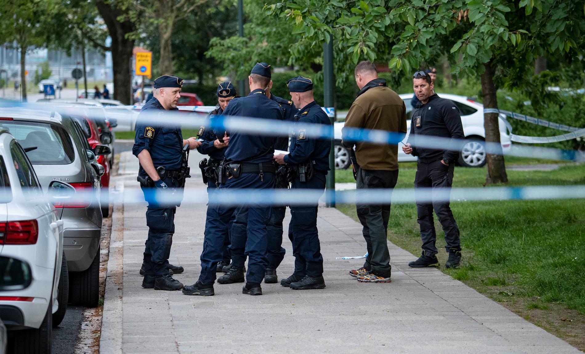 En man i 20-årsåldern hittades skjuten i Malmö efter ett larm om skottlossning i bostadsområdet Nya Bellevue i Malmö. Mannen fördes till sjukhus men senare kom beskedet att han dött av sina skador.