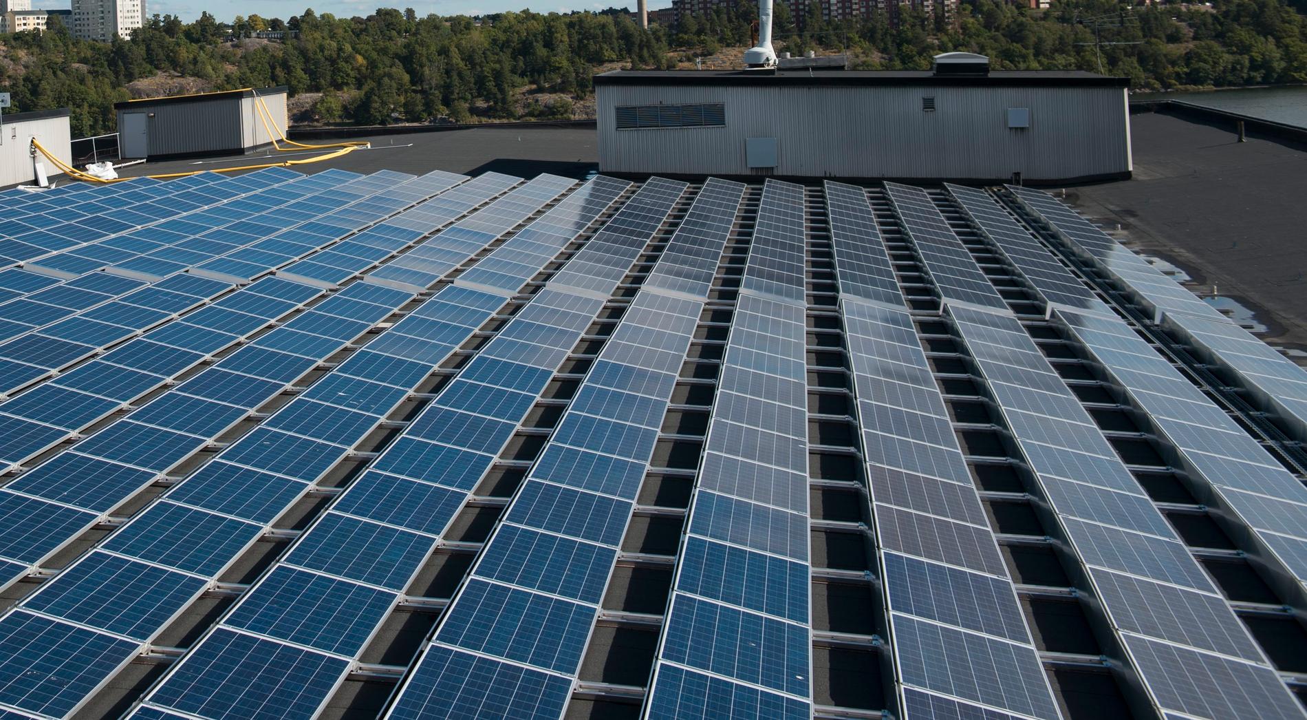 Stockholms Hamnar har en solcellsanläggning i Frihamnen i Stockholm. 