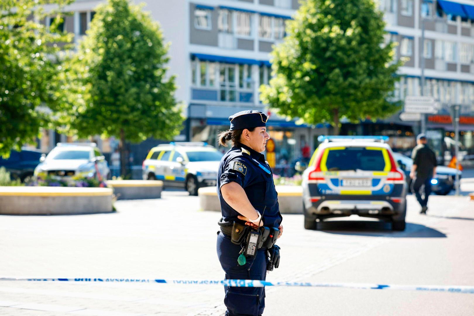 Två män har skadats allvarligt vid ett knivdåd i centrala Västerås.