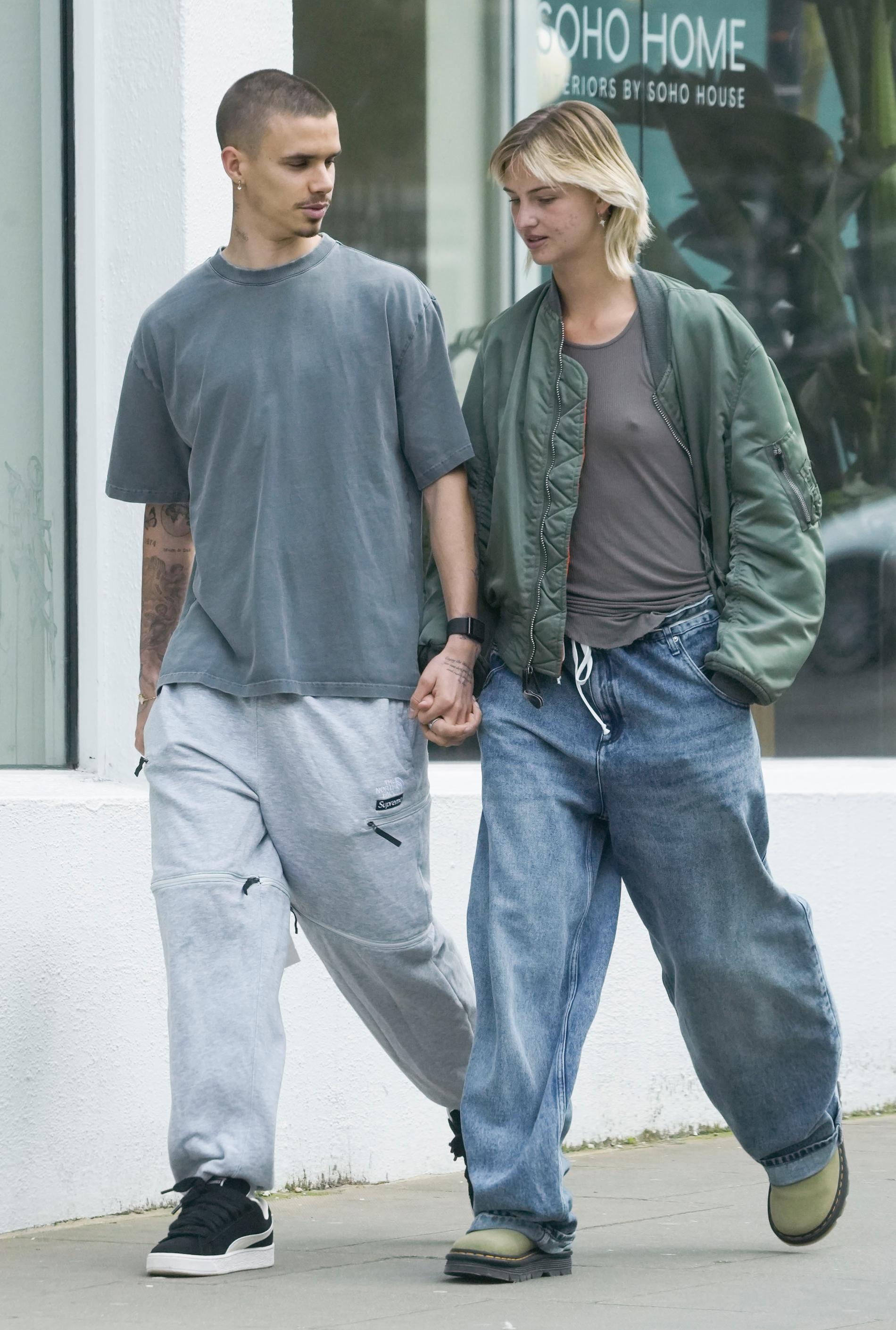 Romeo Beckham och Mia Regan hand i hand på Londons gator i slutet av förra veckan. 
