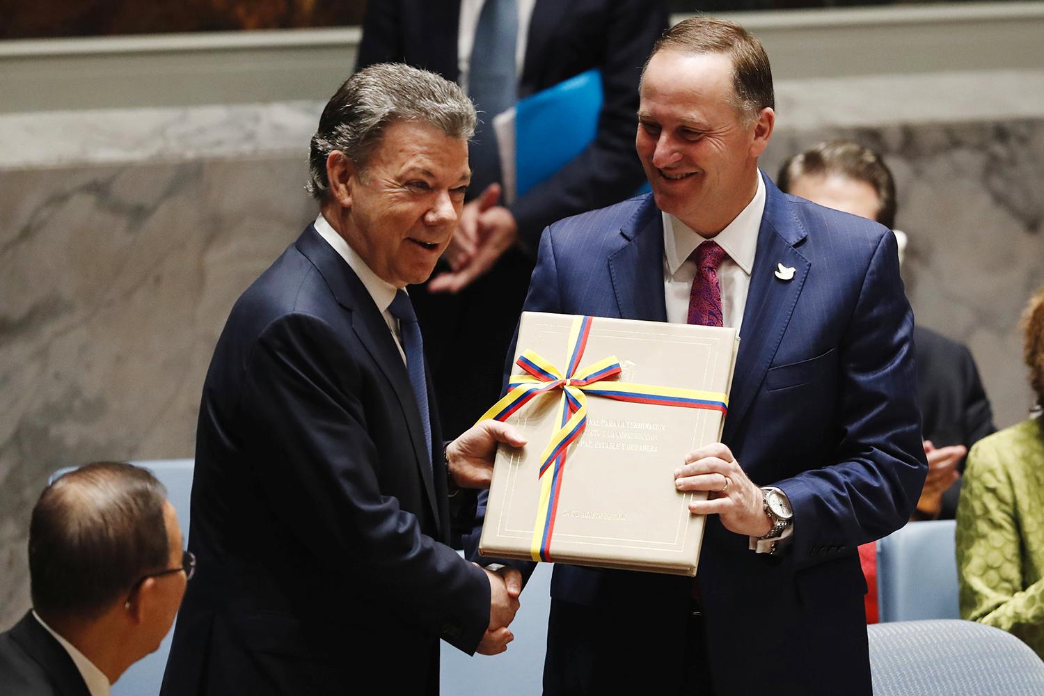 Colombias president Juan Manuel Santos Calderon och Nya Zeelands premiärminister John Key med fredasvatalet mellan Colombia och FARC i säkerhetsrådet förra veckan.