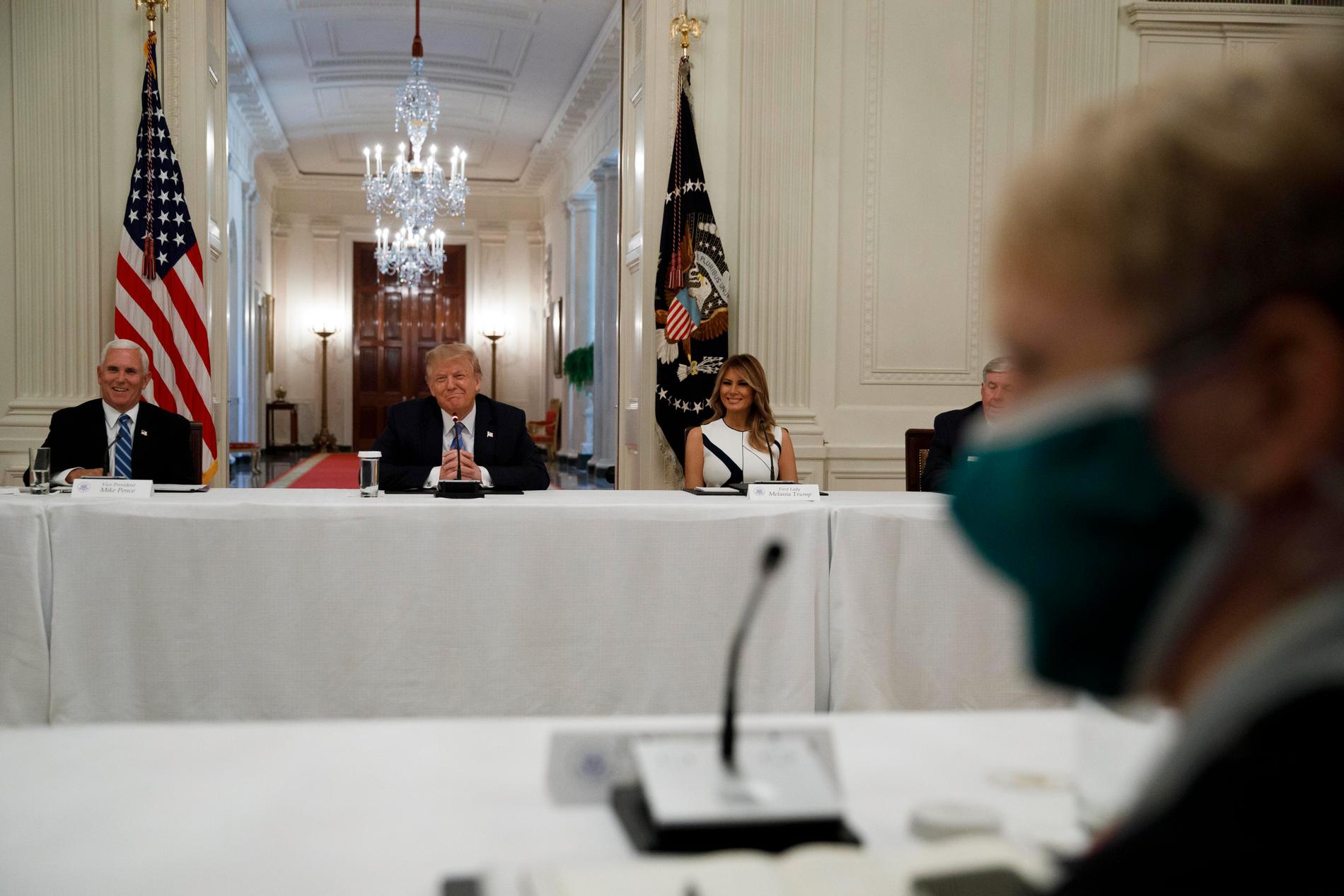 Donald Trump, flankerad av USA:s första dam Melania Trump, under ett panelsamtal om säkra skolöppningar i Vita huset i tisdags.