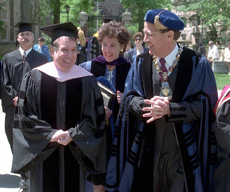 DOKTOR SIMON 1998 utnämndes Paul Simon till hedersdoktor i musik vid Yale University.