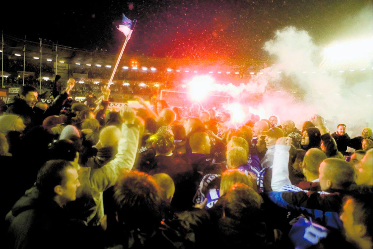 RISKERAR BÖTER Supportrarna stormade planen i glädje och nu riskerar IFK Göteborg böter. 2005 fick Djurgården 190 000 kronor i böter när deras fans guldstormade planen.