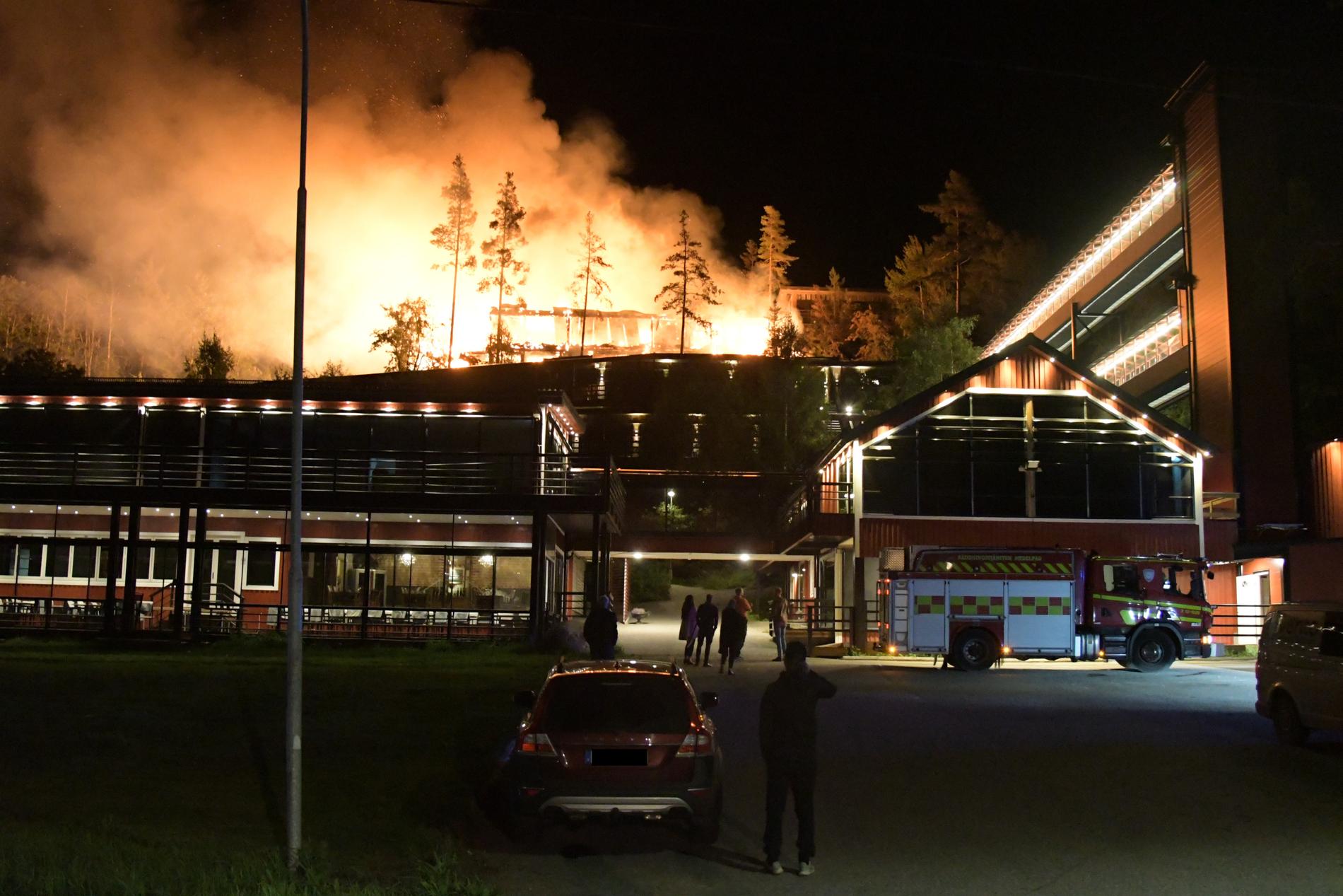 En del av en konferensanläggning i Östanskär utanför Sundsvall blev totalförstörd i en kraftig brand.