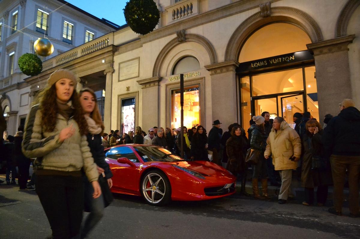 Utanför Louis Vuitton står en Ferrari parkerad – ingen ovanlig syn bland lyxbutikerna. I snitt reas varorna ut med 40 procent under januari.