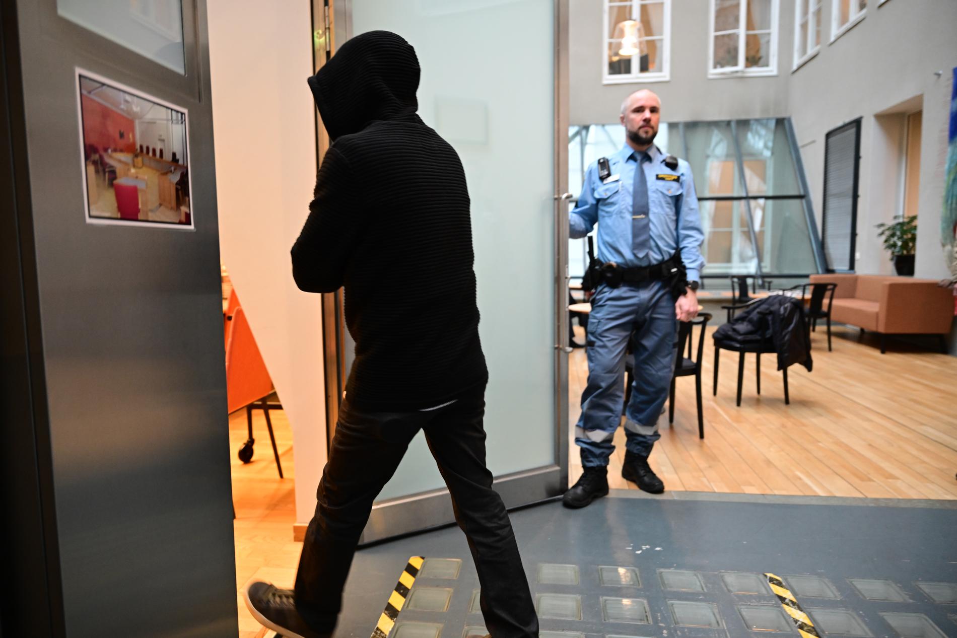 Den åtalade mannen anländer till Hovrätten för västra Sverige, där det uppmärksammade "snippamålet" nu prövas på nytt.