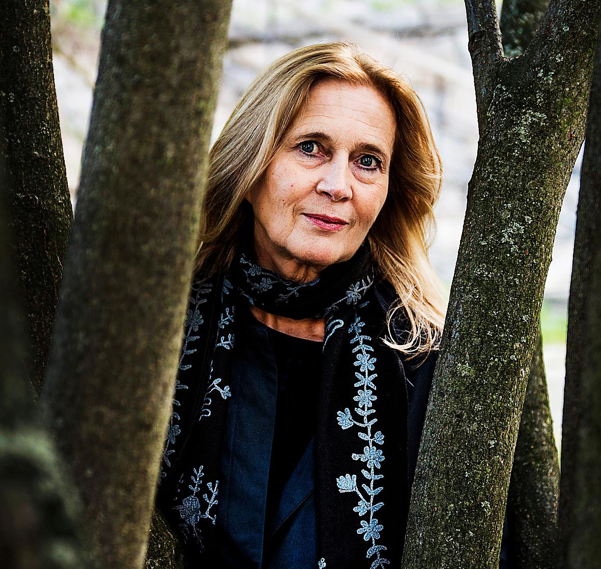 Katarina Frostenson (född 1953) släpper en ny diktsamling mitt i krisen i Svenska Akademien.