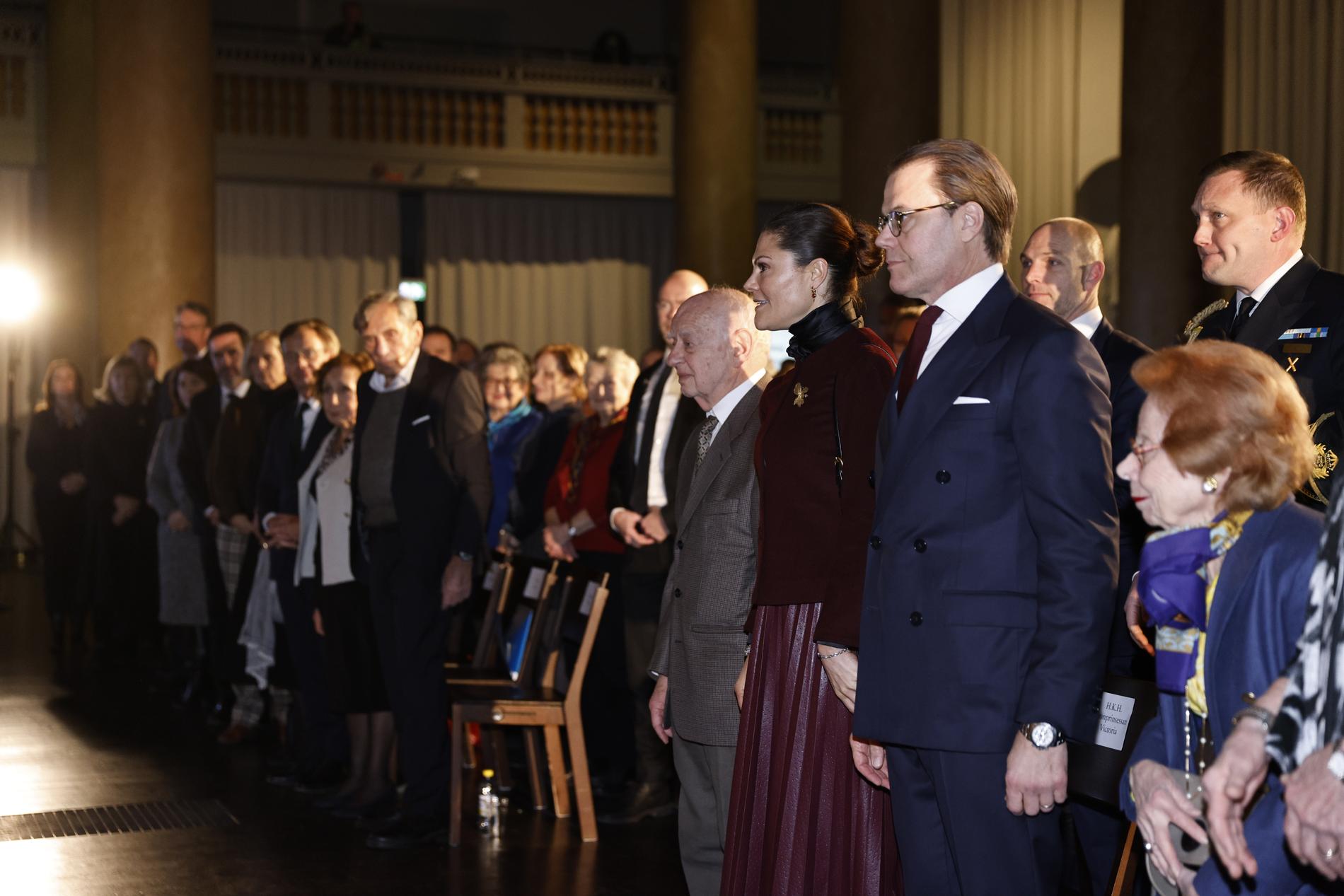 Kronprinsessan Victoria och prins Daniel närvarade vid minnesceremonin i Eric Ericssonhallen.