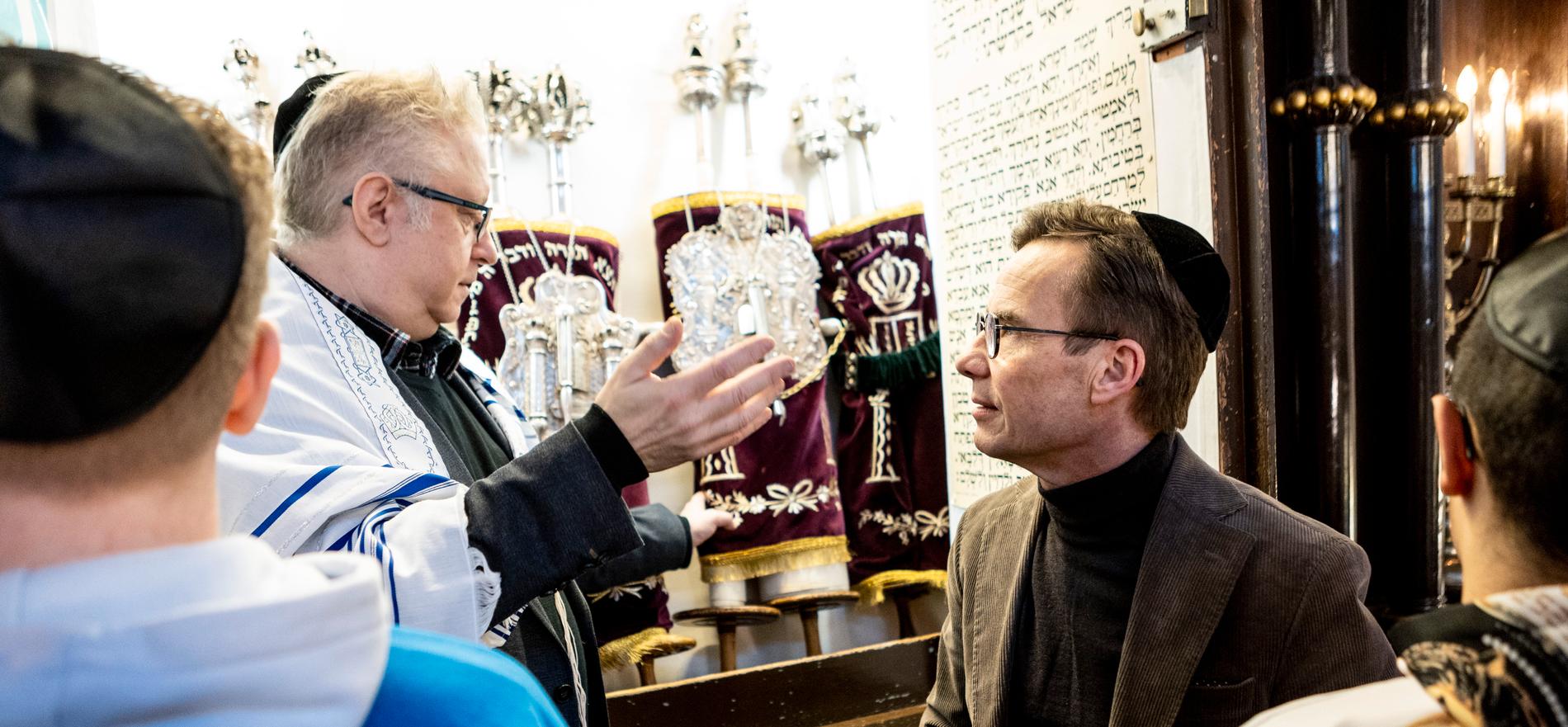Statsminister Ulf Kristersson (M) under besök i Malmö Synagoga inför Förintelsens minnesdag förra året.