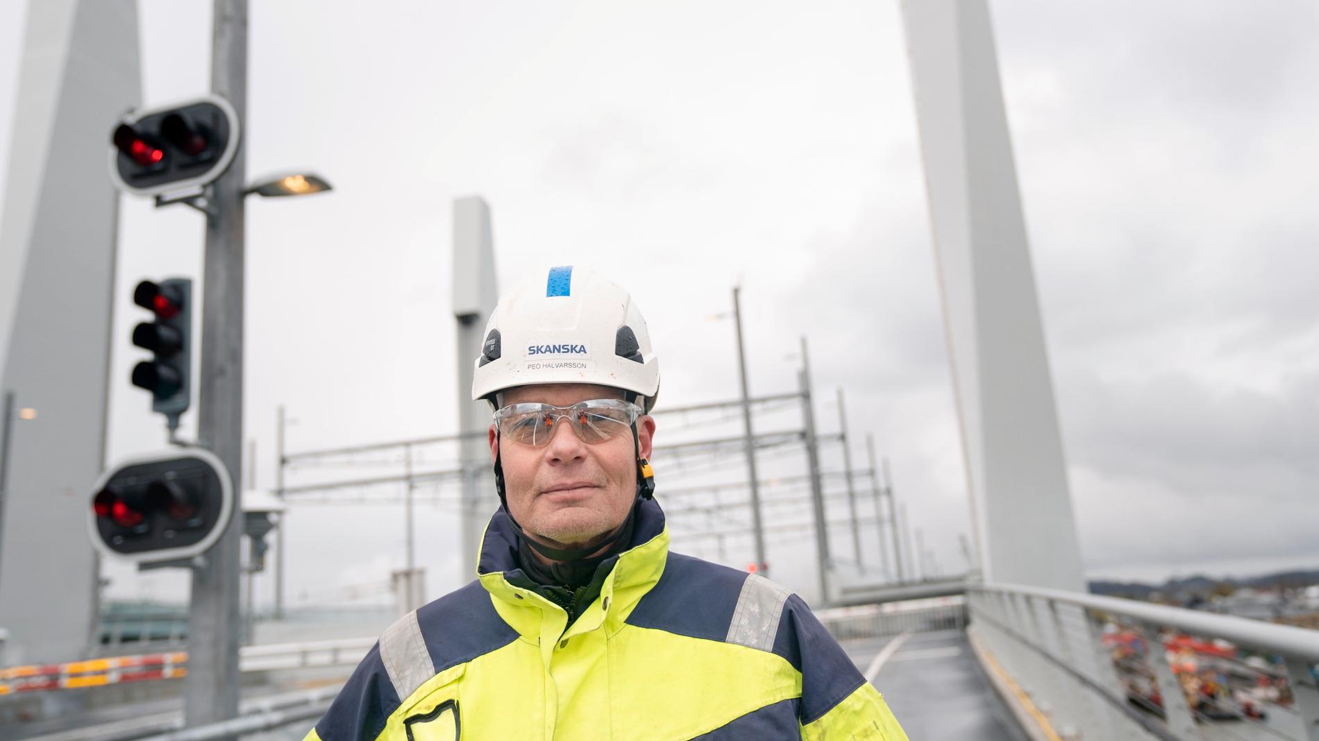 Peo Halvarsson från Örnsköldsvik är Skanskas produktionschef på bygget av Hisingsbron. "Den ser jäkligt bra ut", säger han om bron med fyra höga pyloner vid lyftspannet som landmärke.