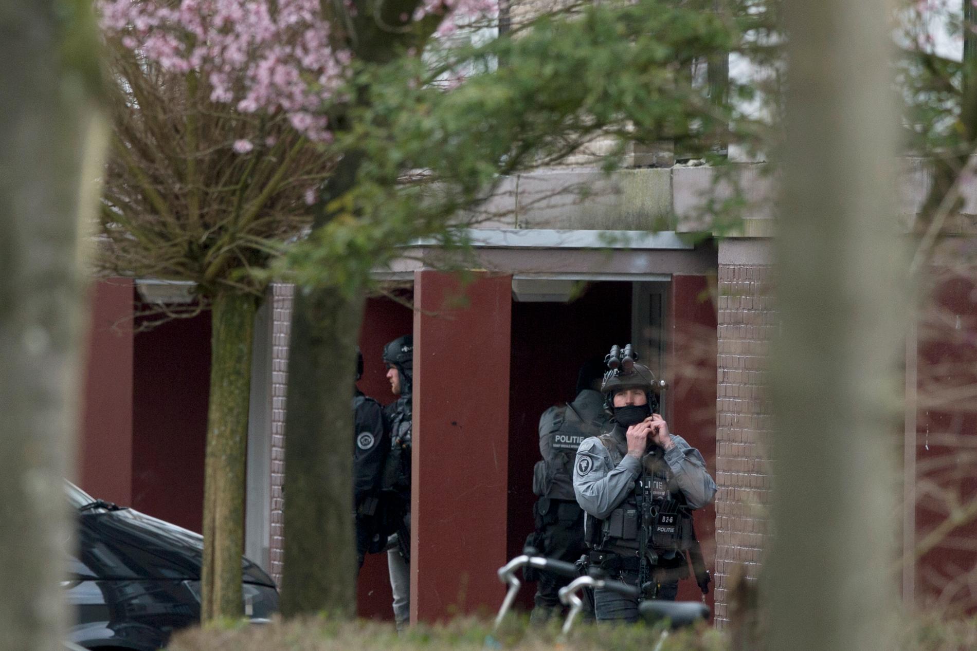 Holländsk antiterrorpolis vid ett hus där Tanis tros ha befunnit sig.