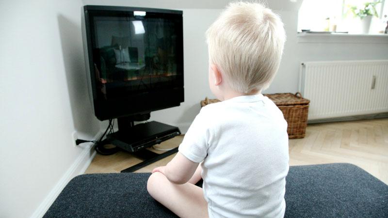 En ny studie visar att småbarn inte lär sig något av tv-tittande.