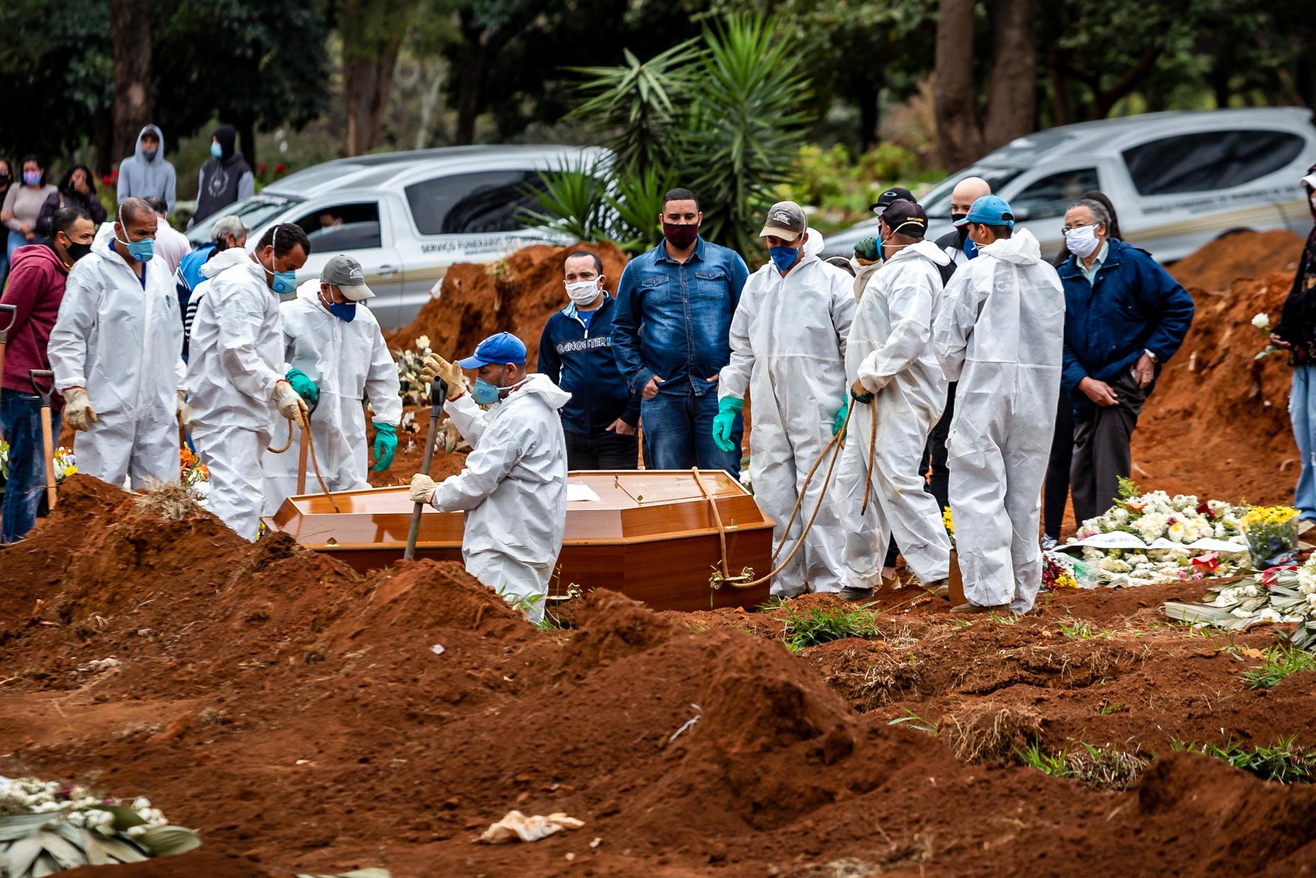 En kyrkogård i östra São Paulo, där familjer står i kö för att få begrava sina anhöriga varav många avlidit i sviterna av det nya coronaviruset. Arkivbild.