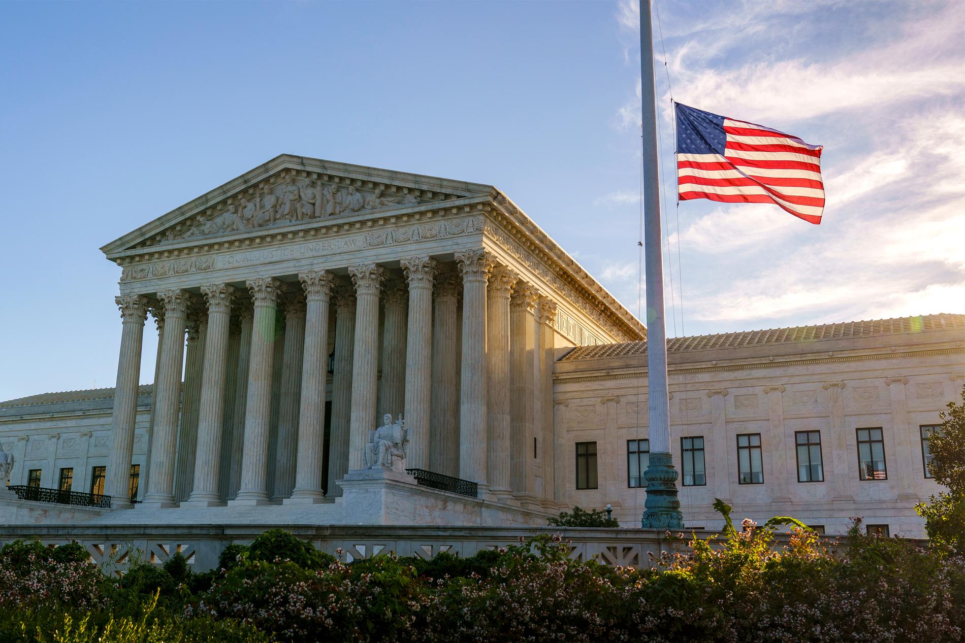Den amerikanska flaggan vajar på halv stång utanför USA:s högsta domstol sedan HD-domaren Ruth Bader Ginsburg avlidit.
