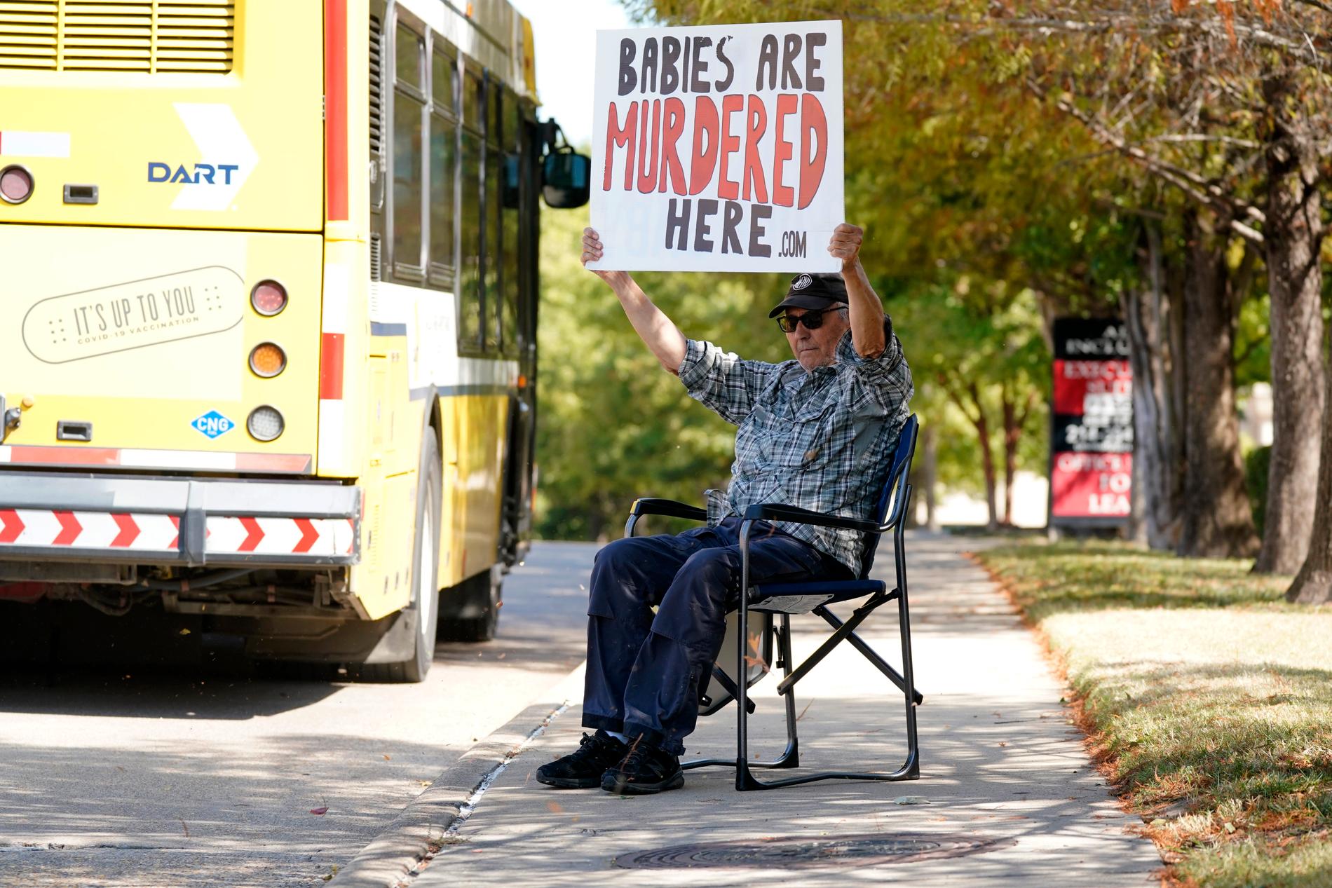 En abortmotståndare utanför en klinik i Dallas, Texas. Arkivbild.