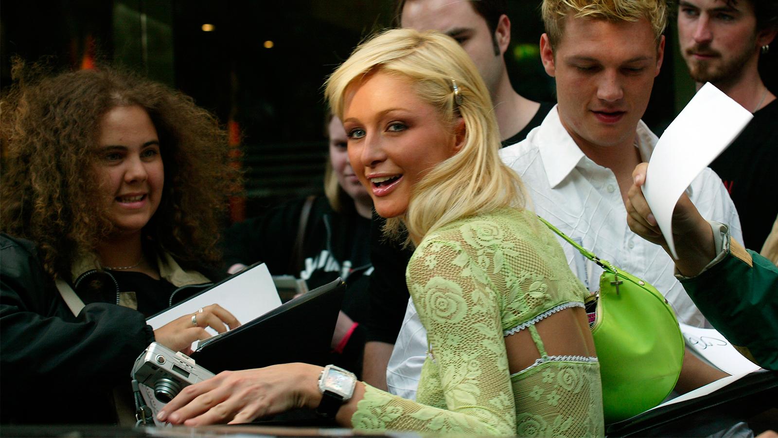 Paris Hilton drog på sig boleron för sitt Stockholmsbesök 2004 tillsammans med pojkvännen Nick Carter.