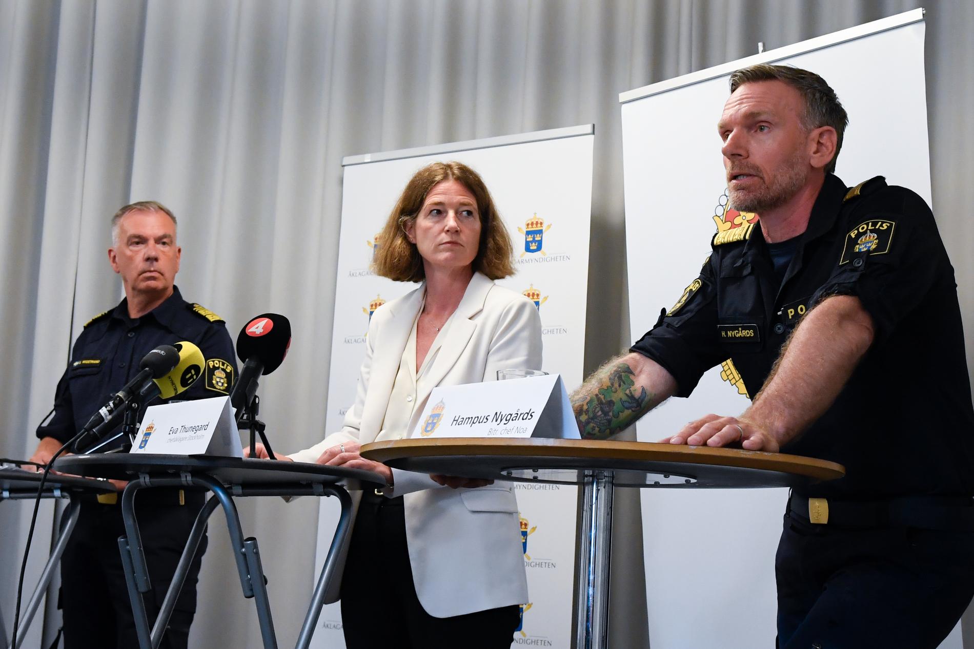 Erik Widstrand, tf biträdande regionpolischef Stockholm, chefsåklagare Eva Thunegard och Hampus Nygård, biträdande chef Nationella operativa avdelningenvid en presskonferens på måndagen.