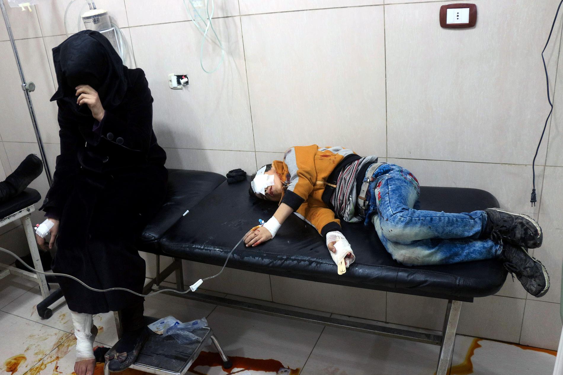 En skadad pojke i Aleppo tas omhand.
