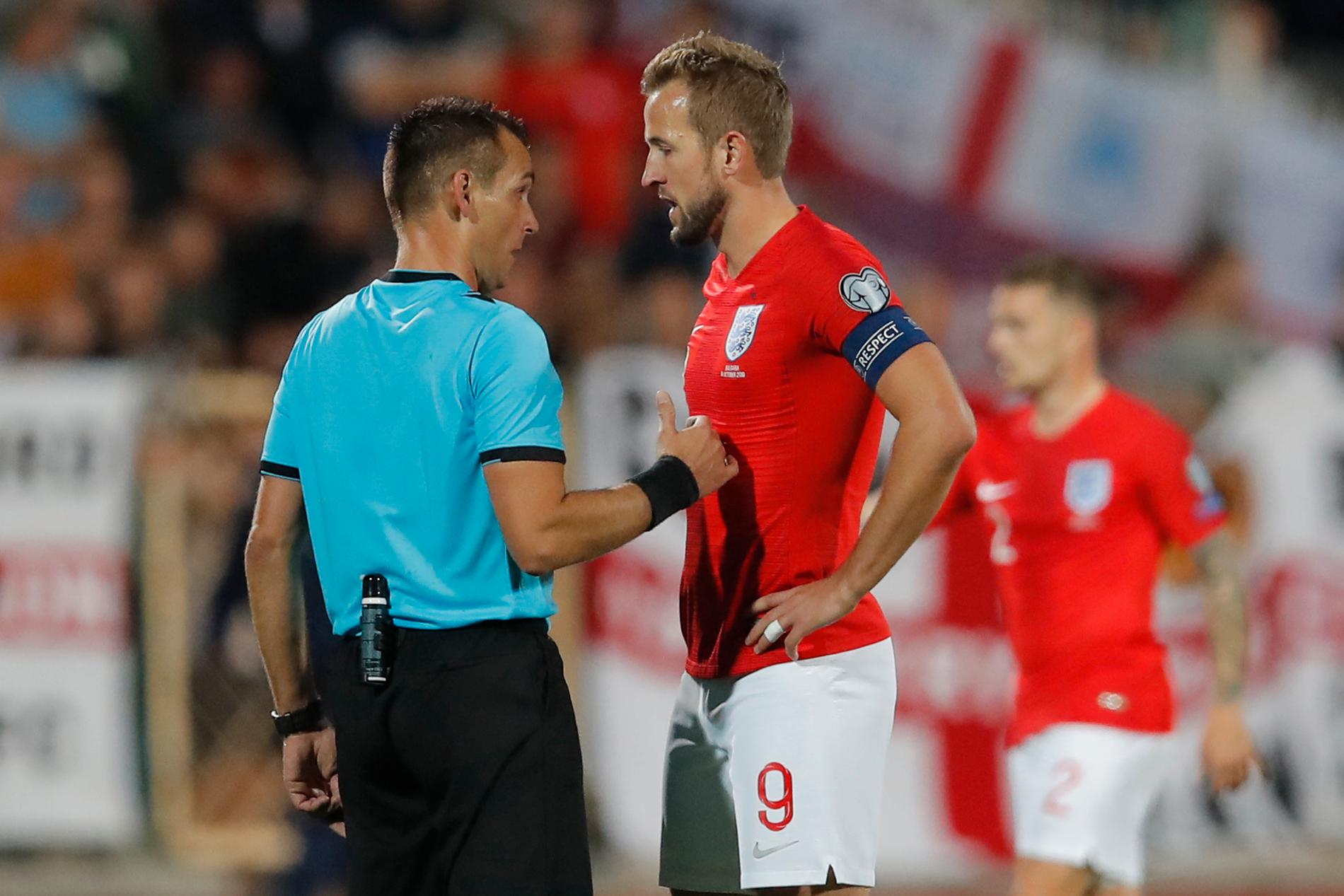 Englands lagkapten Harry Kane berättar för domaren Ivan Bebek om de rasistiska tillmälena i EM-kvalmatchen mot Bulgarien.