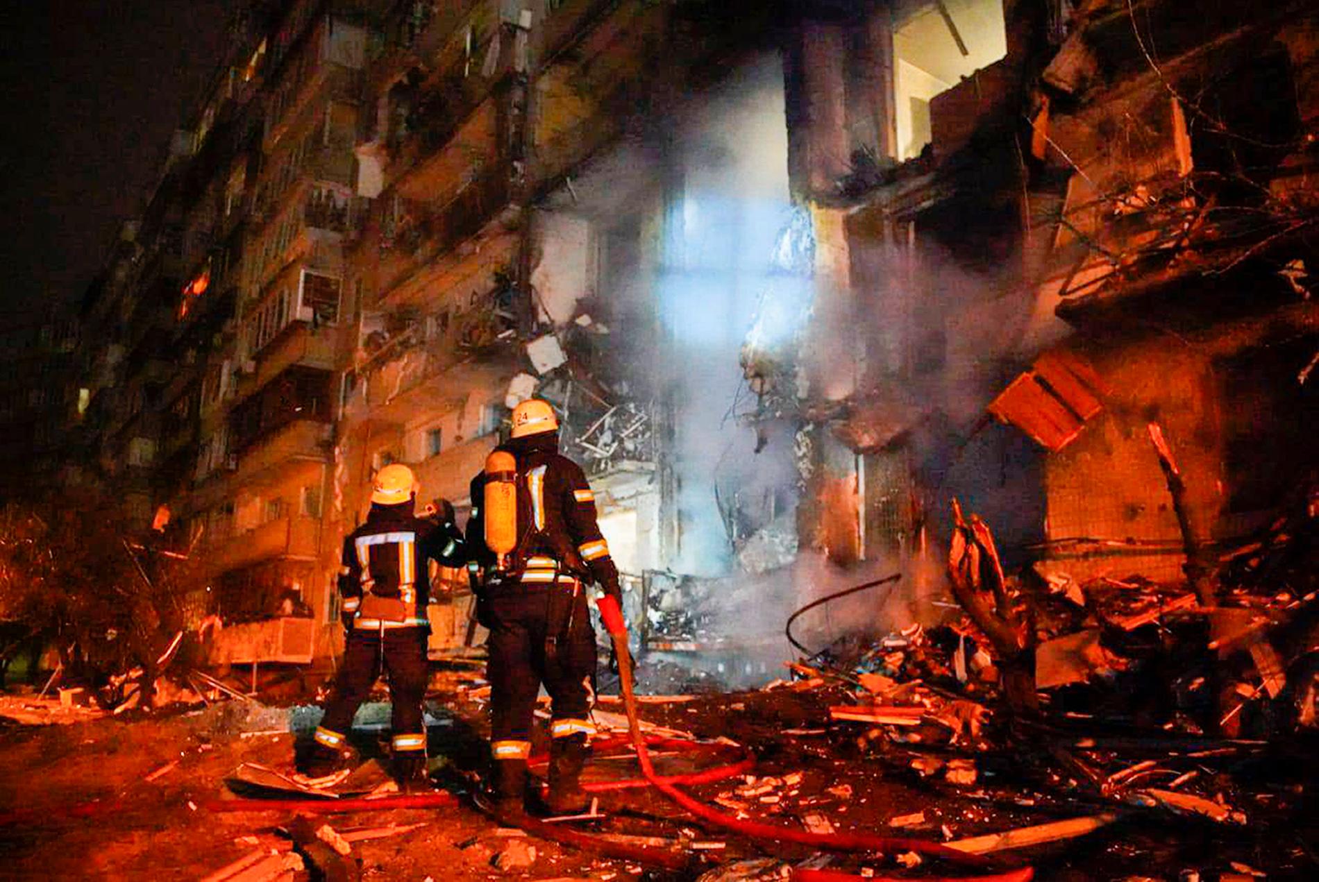 Brandmän jobbar efter en explosion i Kiev.