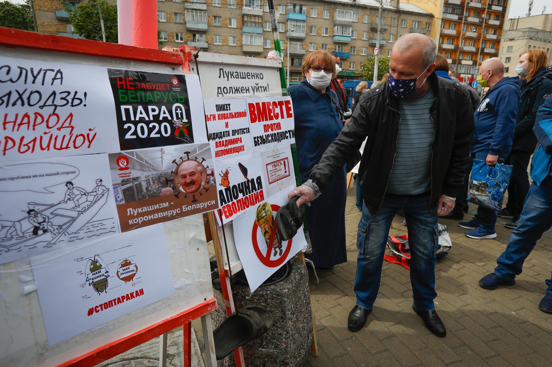 En man uttrycker sitt misstycke mot Vitrysslands president Alexandr Lukasjenko i samband med att människor samlades i Minsk för att visa sitt stöd till andra politiska kandidater, 24 maj 2020.