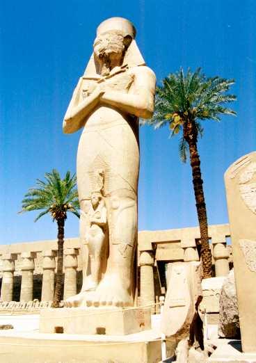 Staty av farao Ramses II i det mäktiga Karnakkomplexet kan vara något för den mer kulturellt intresserade resenären.