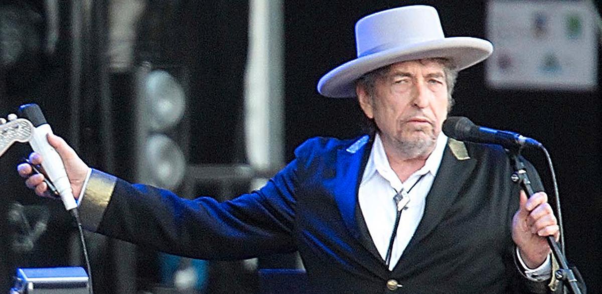 Bob Dylan (f. −41) fick nobelpriset i litteratur 2016. Nu är han aktuell med ”Låtskrivarkonsten”.