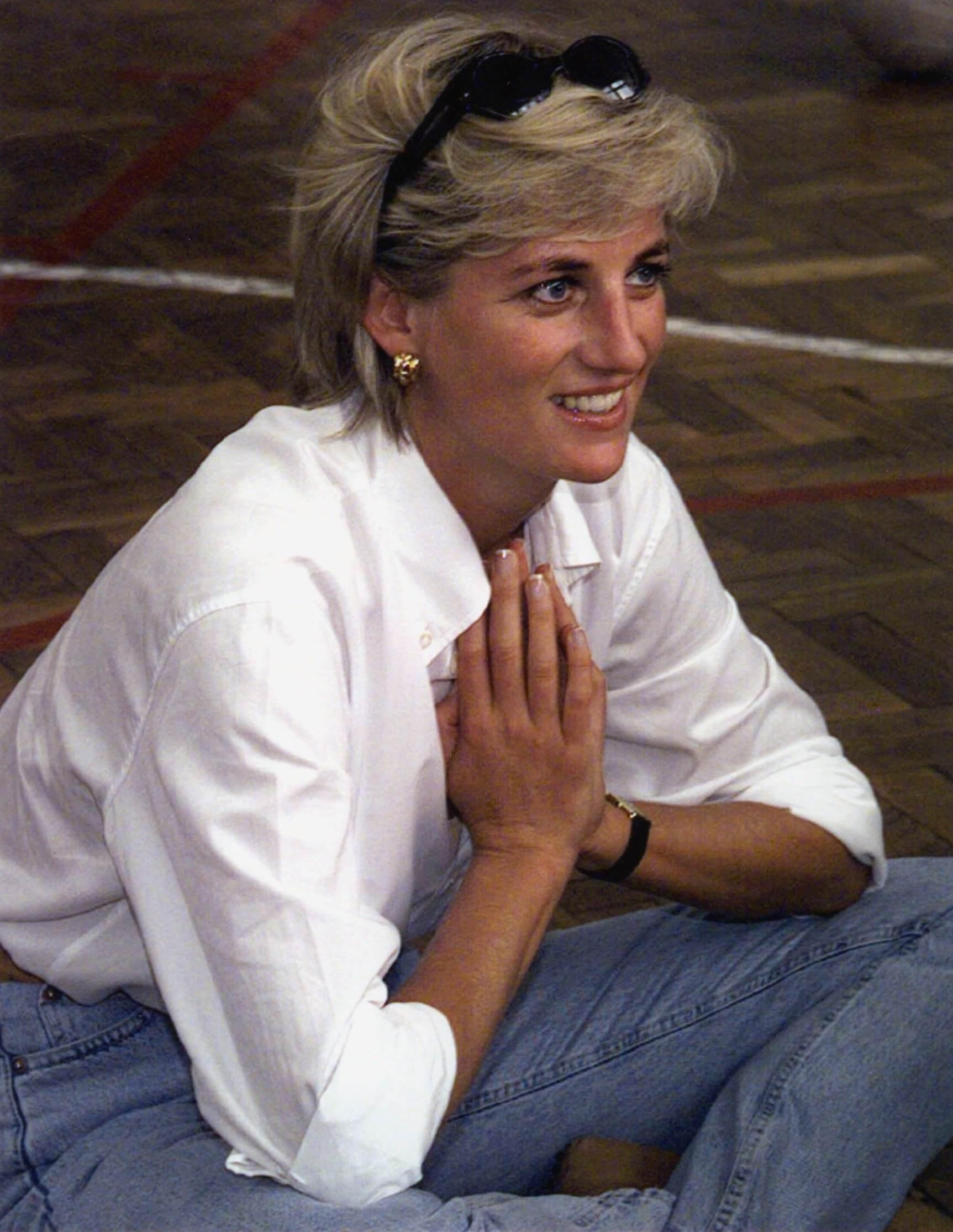 Tre veckor innan trafikolyckan i Paris besökte Diana ett volleybollag med minskadade spelare i Herzegovina. Prinsessan var engagerad i välgörenhet fram till sin död, 31 augusti 1997.