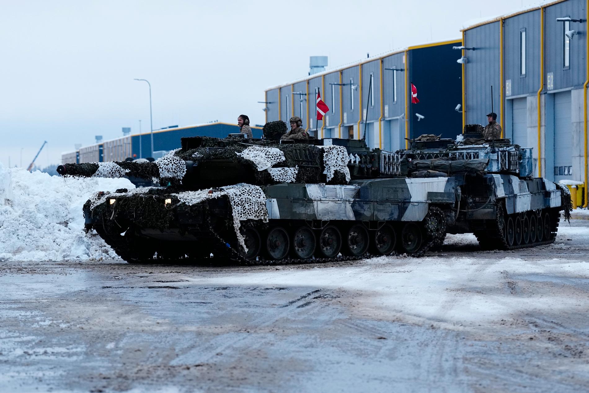 Danska Leopard 2 i Estland tidigare i veckan. Stridsvagnstypen är i fokus i samtalen om utökat militärt stöd till Ukraina.