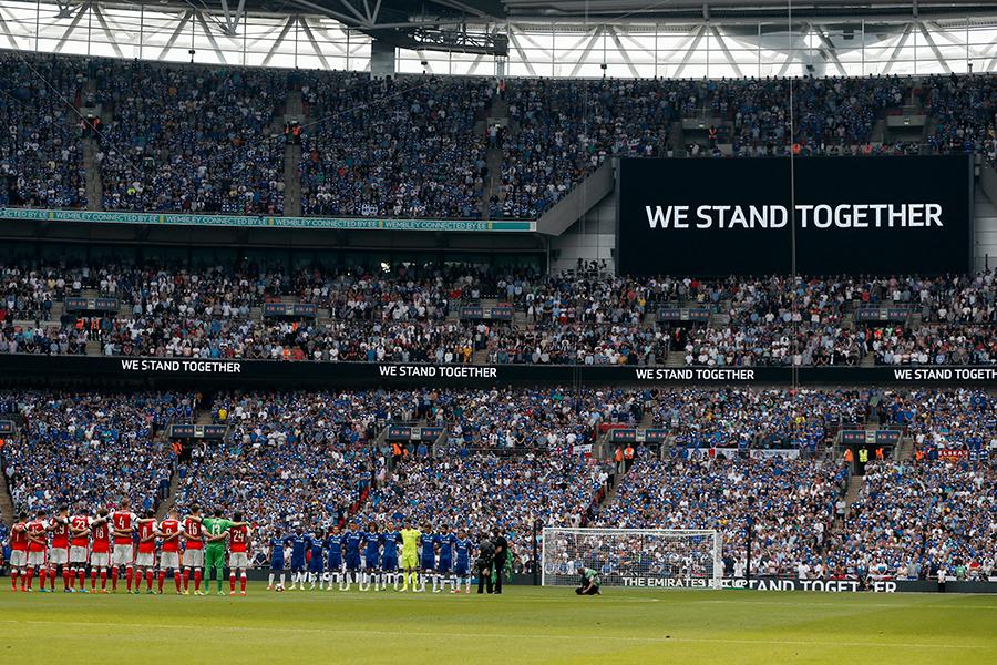 Arsenal- och Chelsea-spelarna hedrar offren efter terrorattacken i Manchester tidigare i år.
