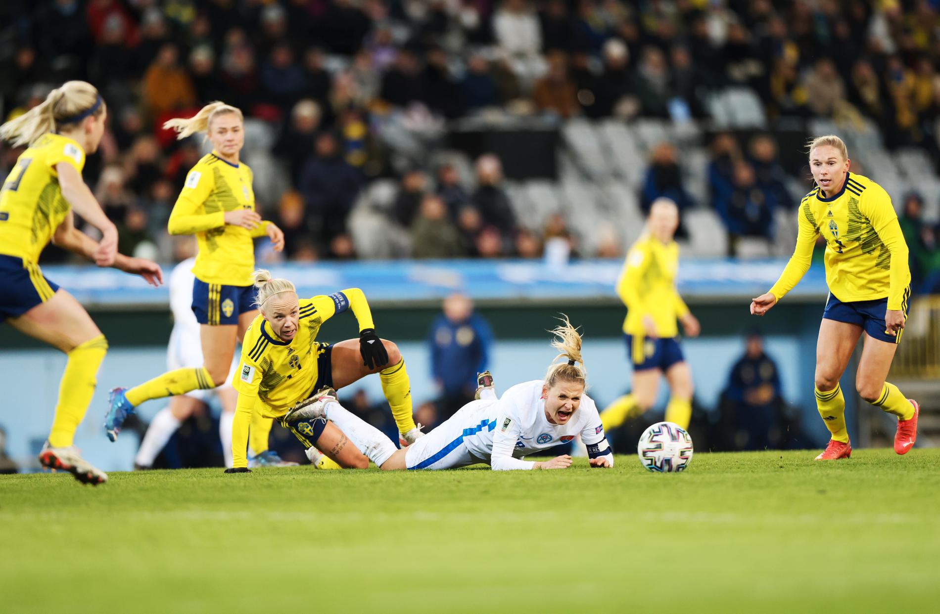 Sverige var överlägset i VM-kvalet hemma mot Slovakien (3–0) och tog femte raka segern inför drygt 8 100 åskådare i Malmö.