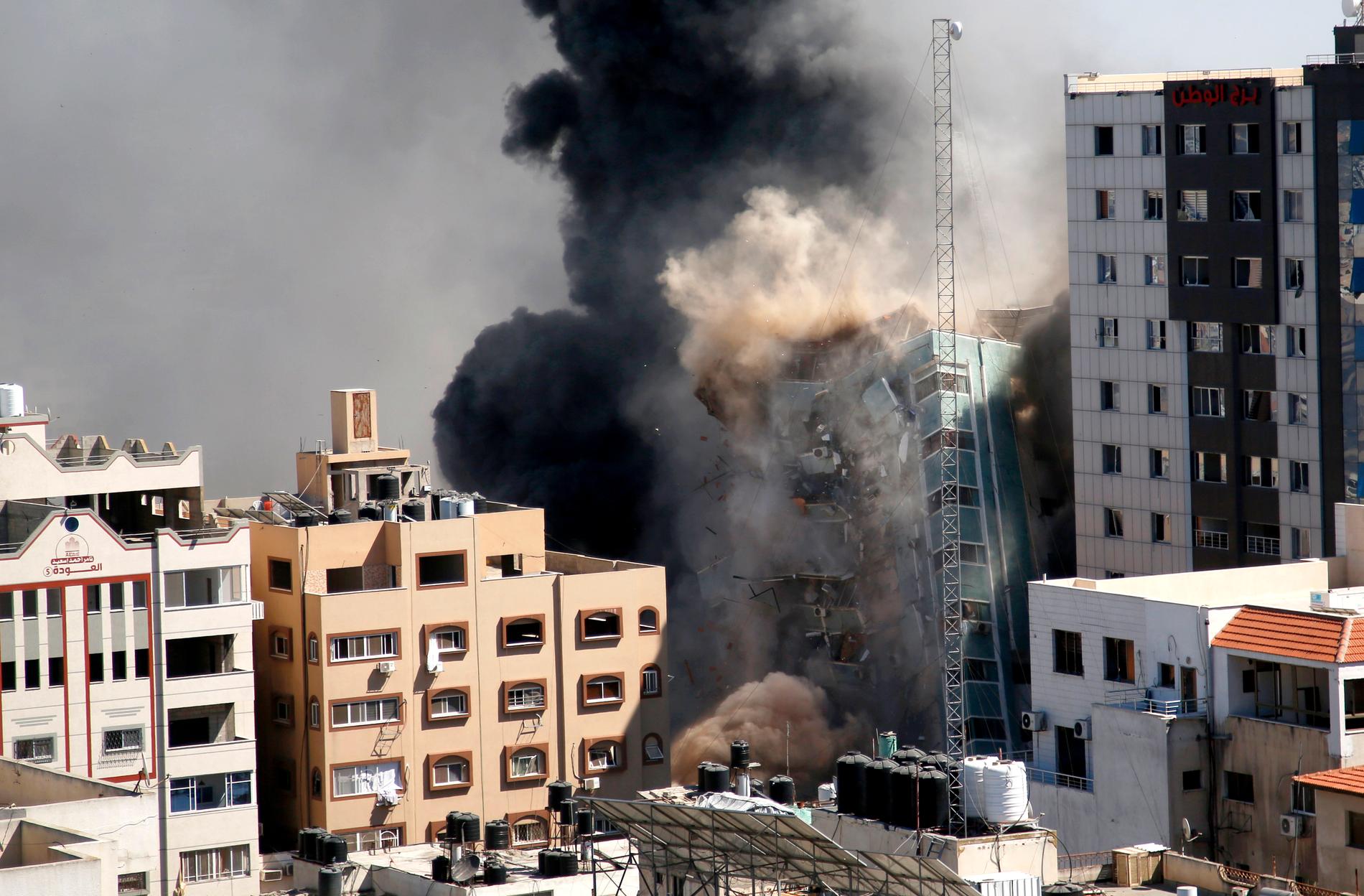 Israel bombade en byggnad i Gaza där flera nyhetsorganisationer hade sina redaktioner. 