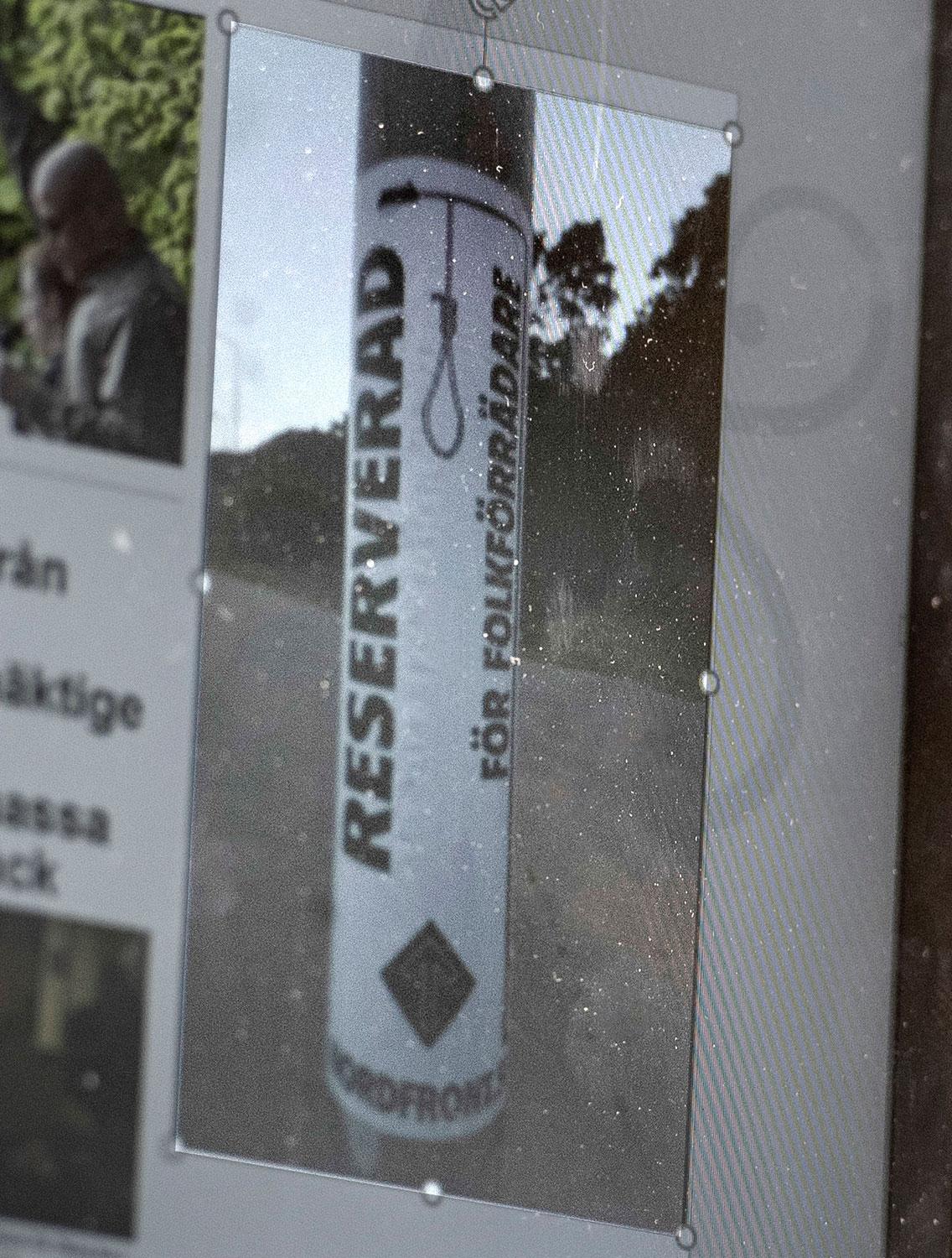 Ett klistermärke med texten ”Reserverad för folkförrädare” uppsatt på en lyktstolpe.