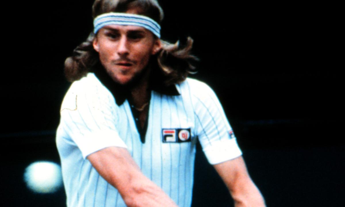Borg mitt i en boll under Wimbledon 1979.