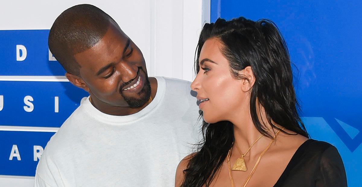 Kanye West och Kim Kardashian då de ännu var ett par. De skilde sig för ett år sen. Kim Kardashian ses nu dejta komikern Pete Davidson.
