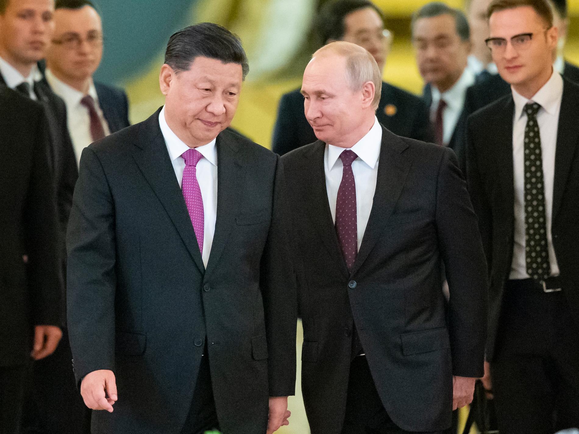 Kinas president Xi Jinping i tätt samspråk med Rysslands dito Vladimir Putin i Moskva.