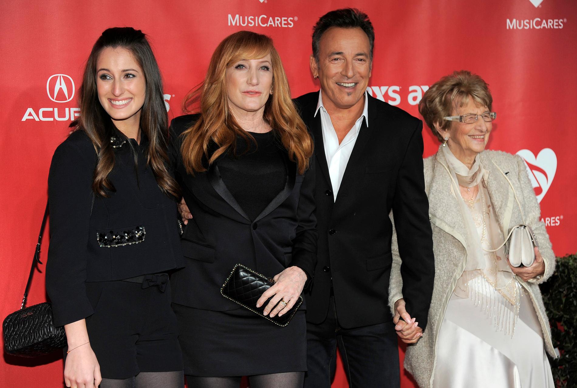 Bruce Springsteen med dottern Jessica Rae Springsteen, frun Patti Scialfa och mamma Adele Springsteen