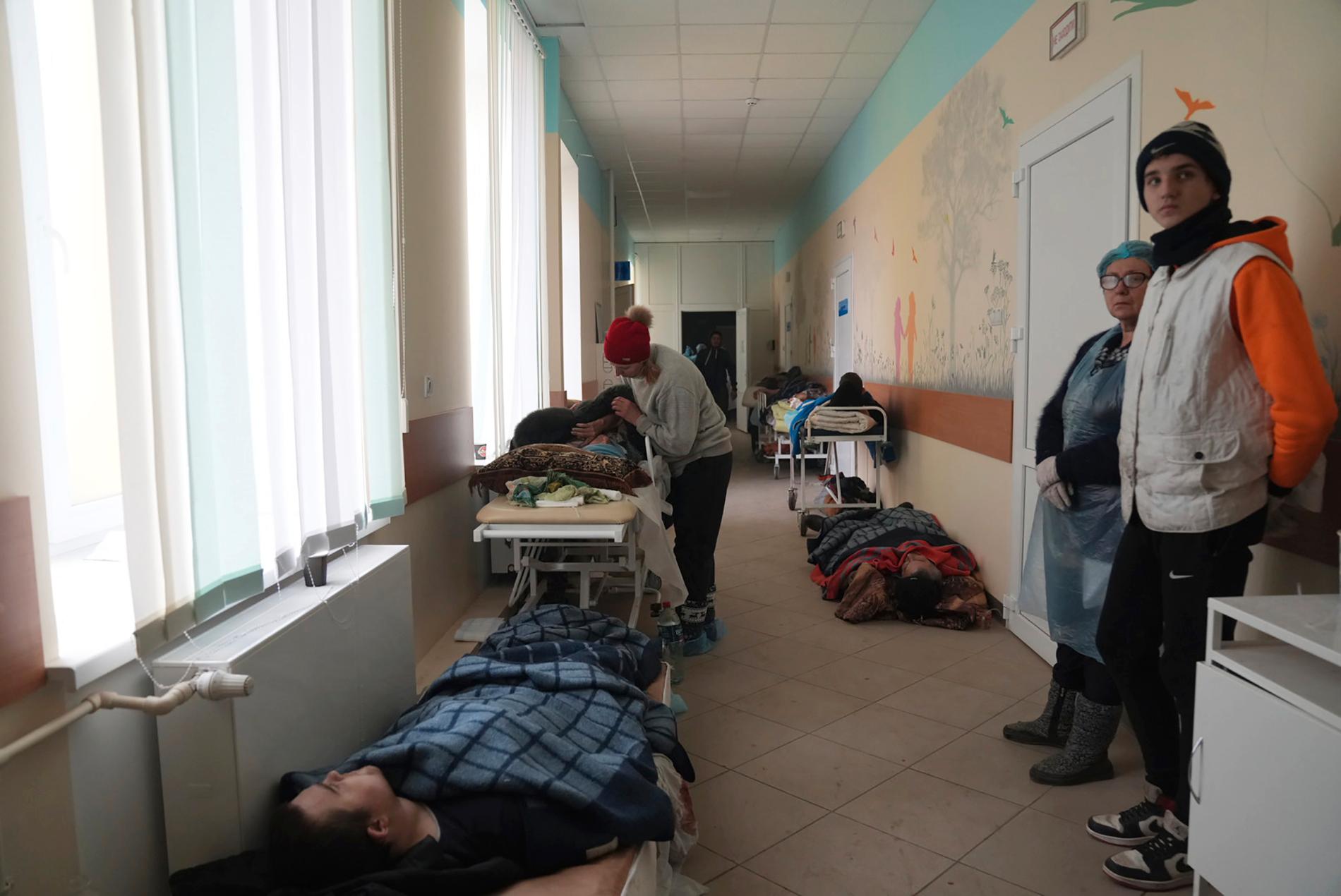Människor som skadats av ryska attacker på ett av sjukhusen som tidigare bombats i Mariupol.