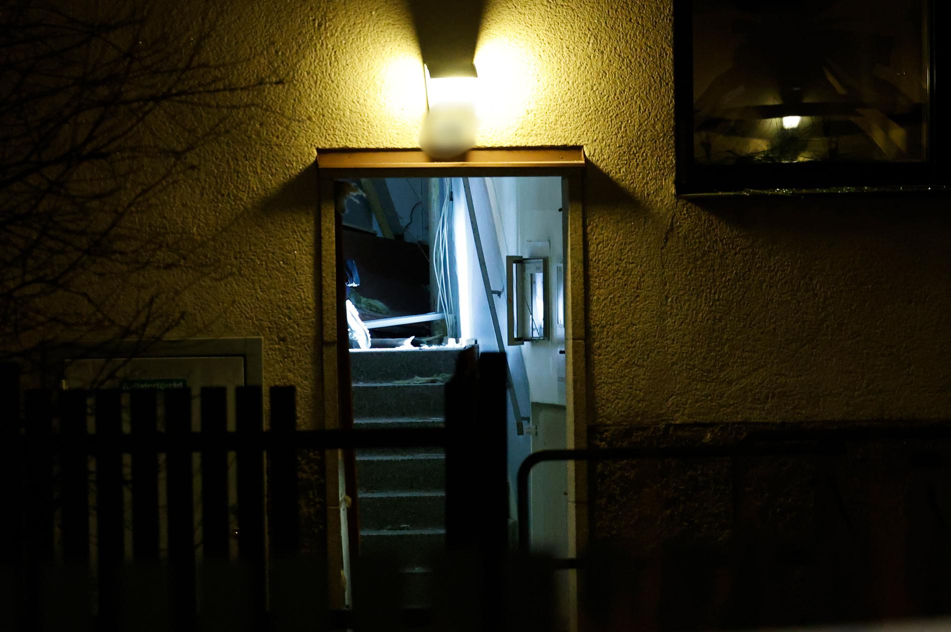 Porten i huset fick skador när sprängladdningen detonerade i trapphuset utanför en dörr i Fagersjö.